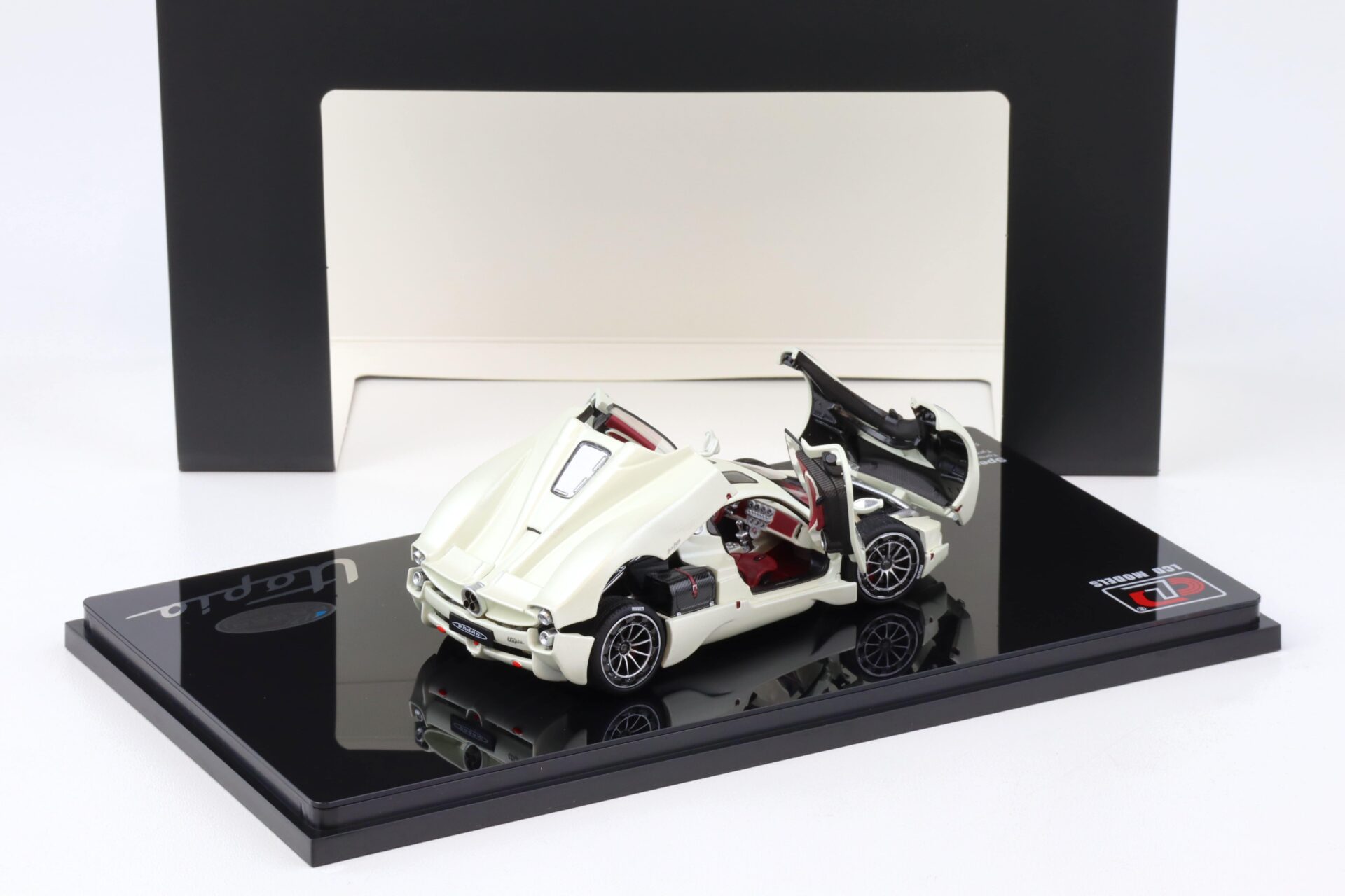 1:43 LCD Models Pagani Utopia Coupe white/ light gold LCD43012-WH