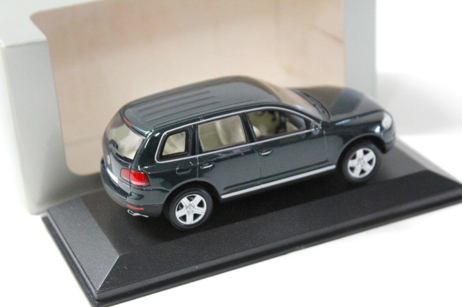 1:43 Minichamps VW Touareg dark green DEALER VERSION
