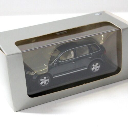 1:43 Minichamps VW Touareg dark green DEALER VERSION