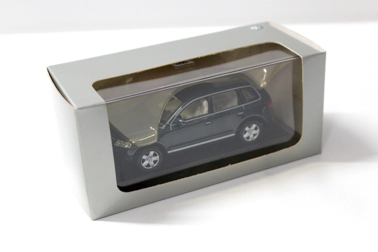 1:43 Minichamps VW Touareg dark green DEALER VERSION