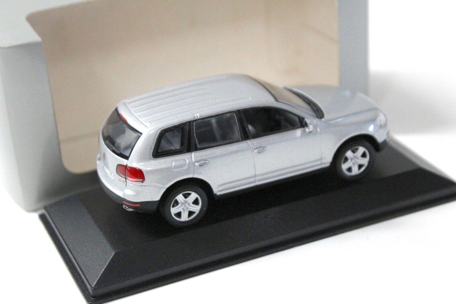 1:43 Minichamps VW Touareg silver DEALER VERSION