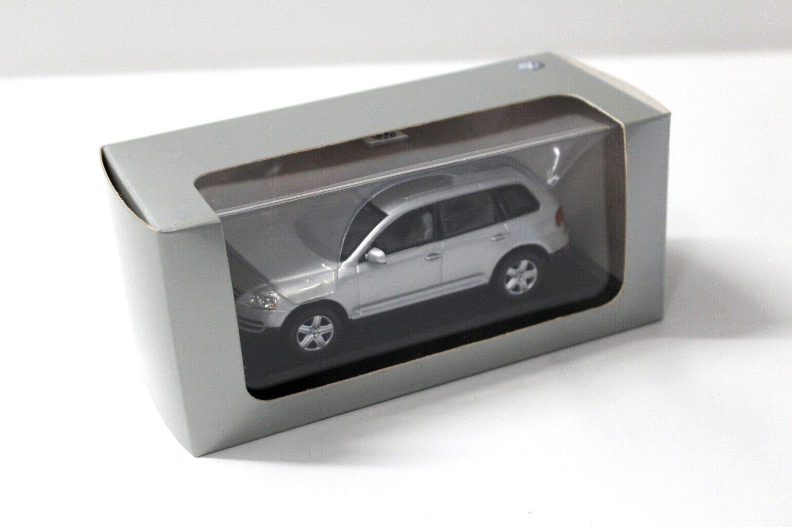 1:43 Minichamps VW Touareg silver DEALER VERSION