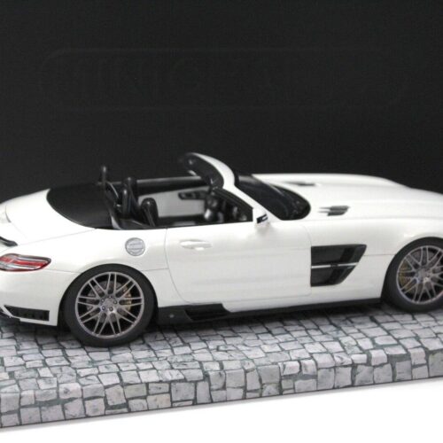 1:18 Minichamps Mercedes SLS Brabus 700 Biturbo Roadster white 2013 - Image 3
