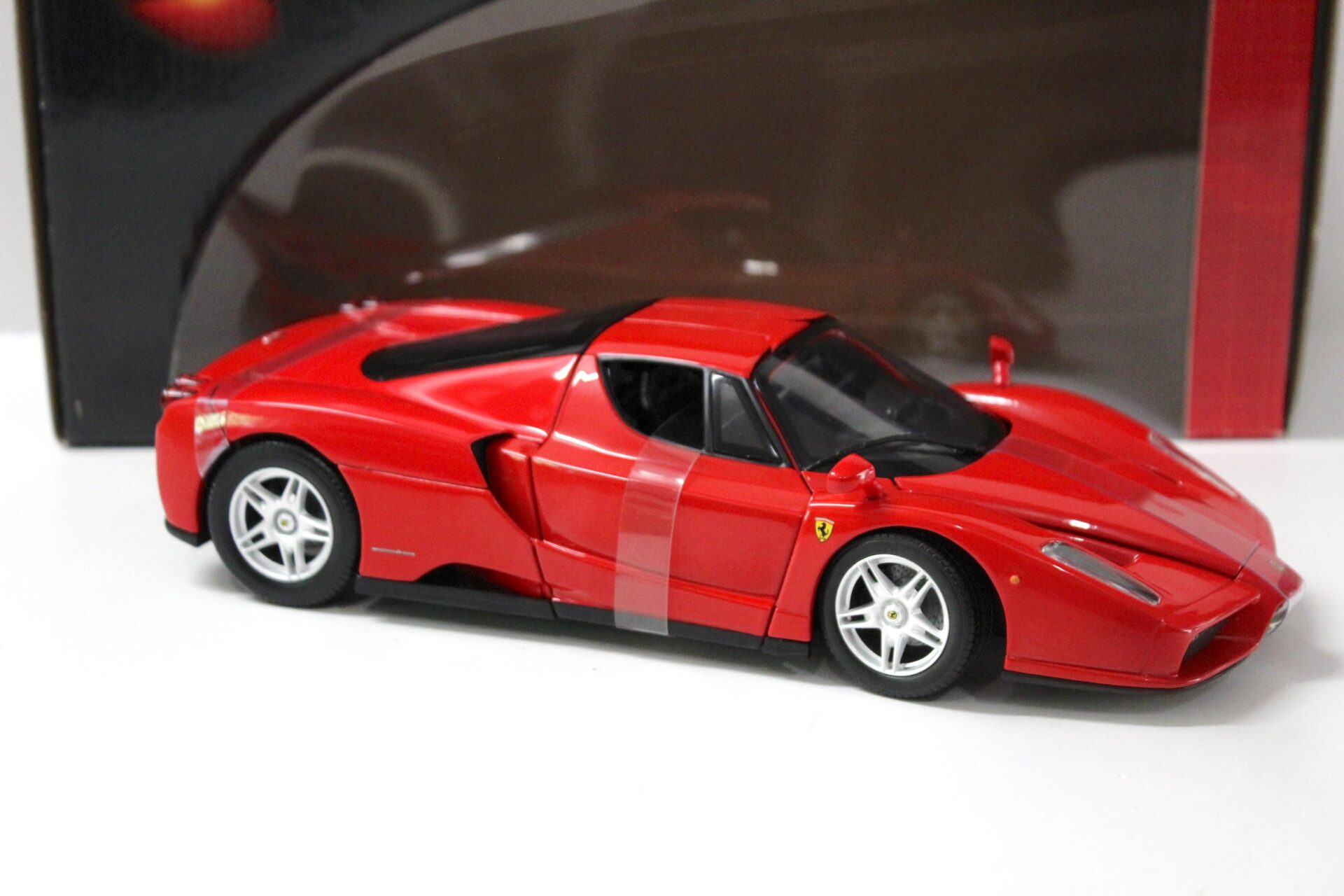 1:18 Hot Wheels Ferrari Enzo 2002 red
