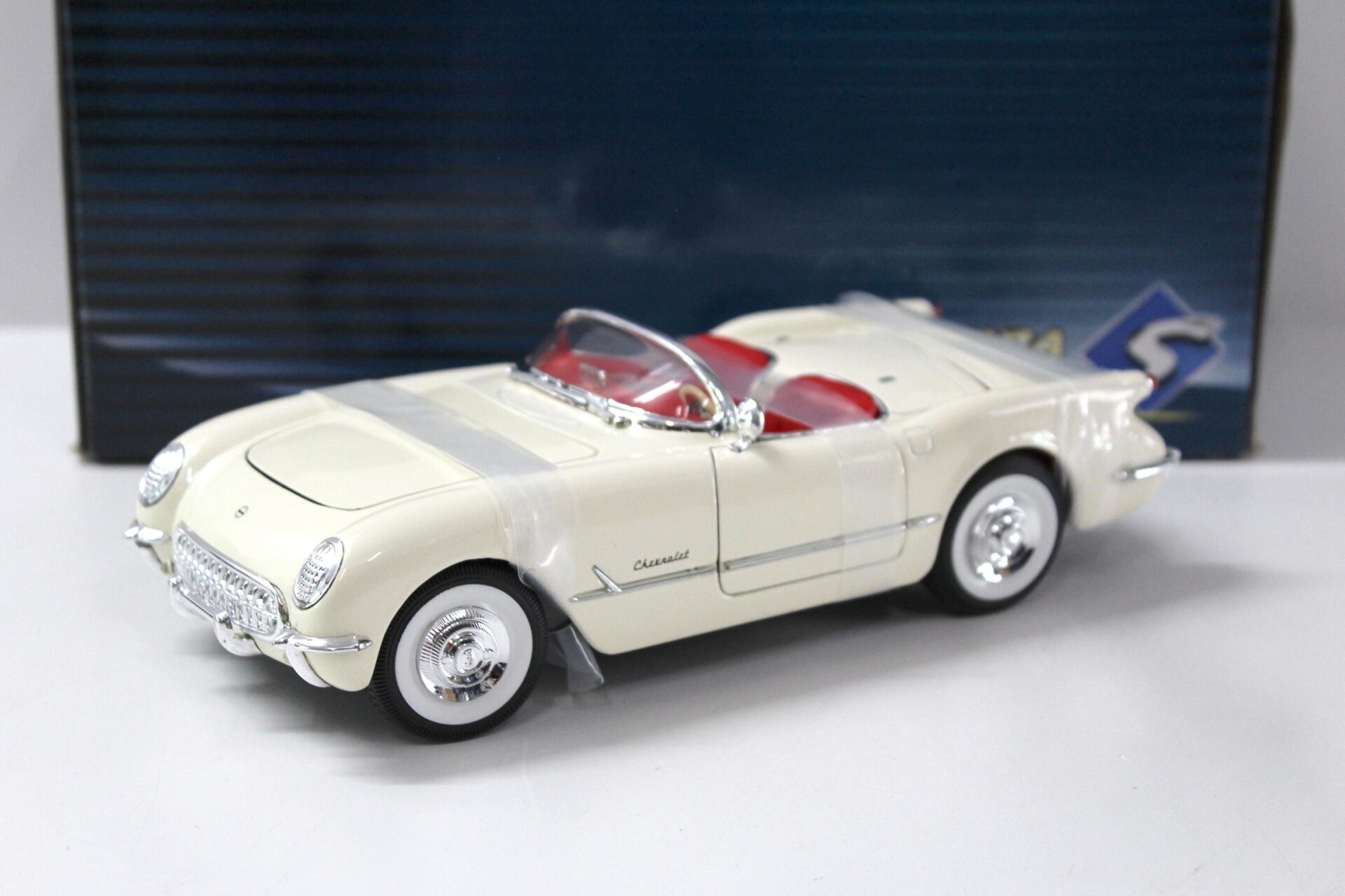 1:18 Solido Mira Chevrolet Corvette Convertible 1953 white
