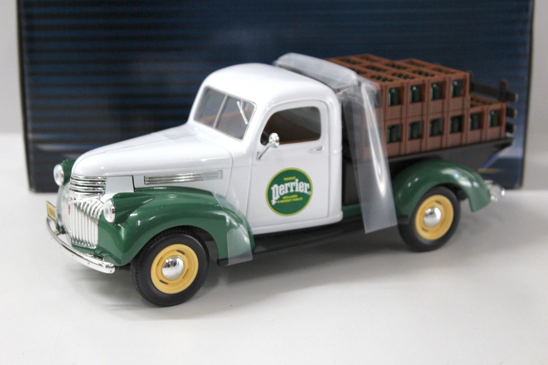 1:18 Solido Chevrolet Brasseur Pick-Up "PERRIER" white/ green