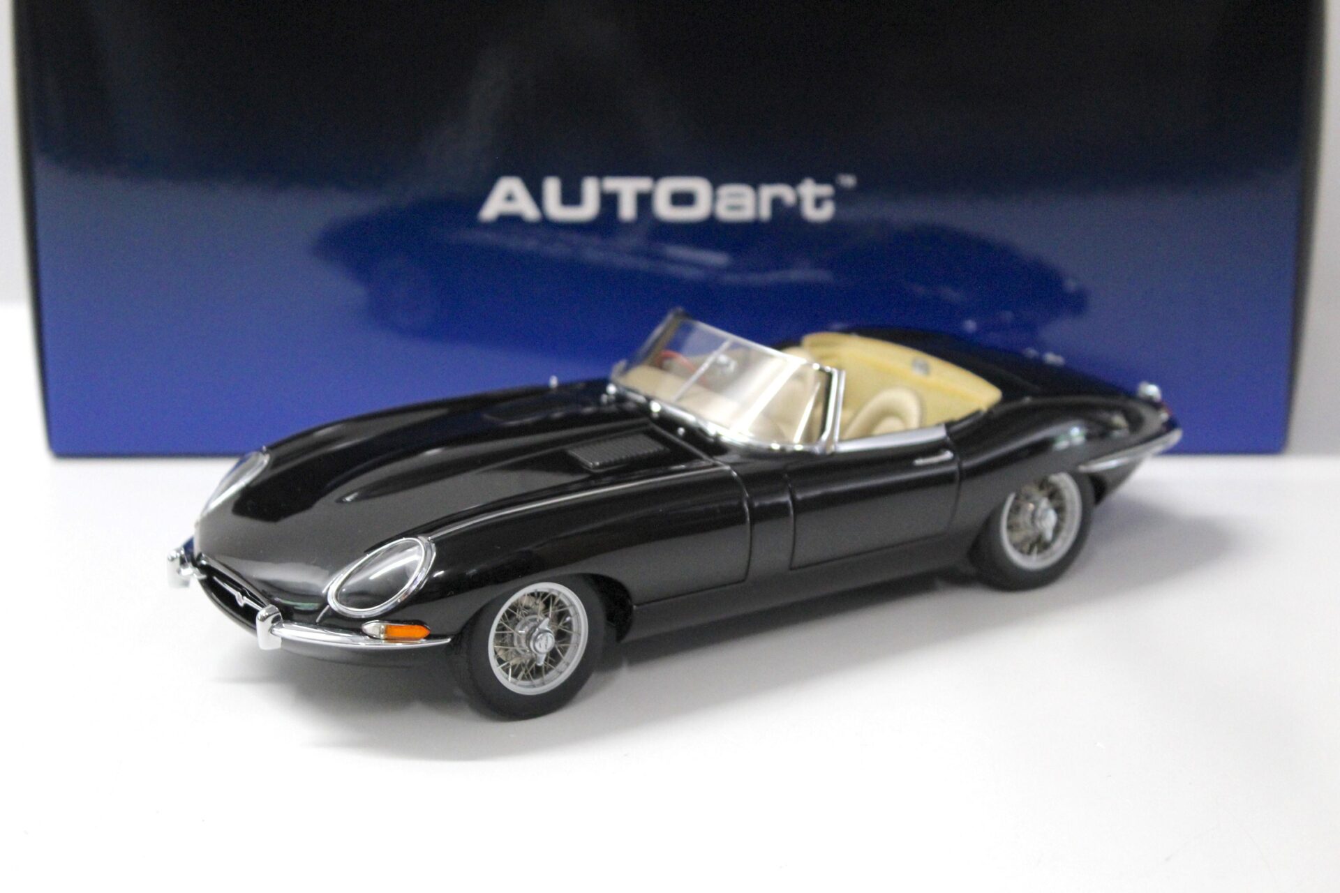 ID 34530 orig.jpg 1:18 AUTOart Jaguar E-Type Roadster Series I 3.8 black
