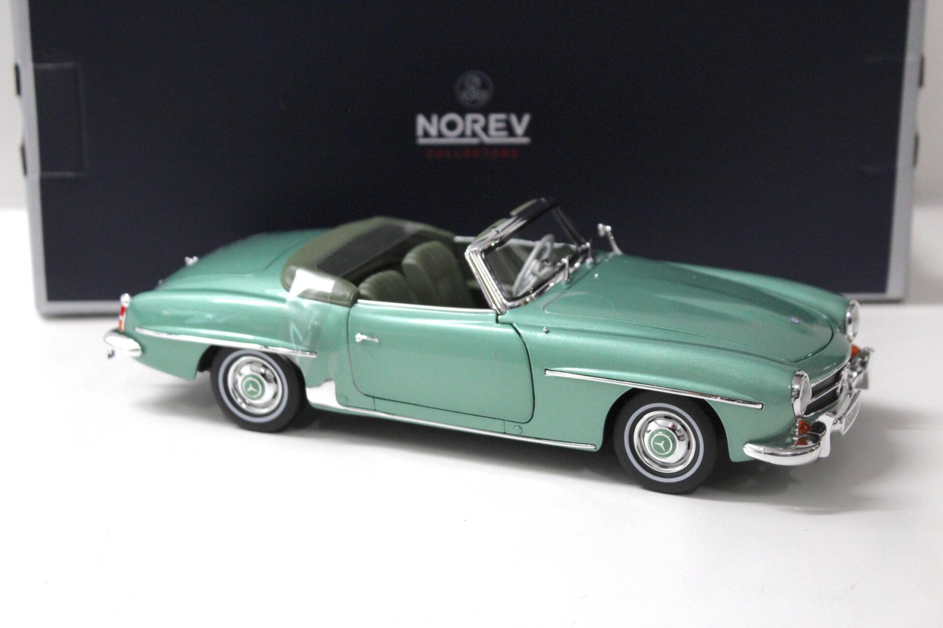 1:18 Norev Mercedes 190SL Cabriolet 1957 light green metallic