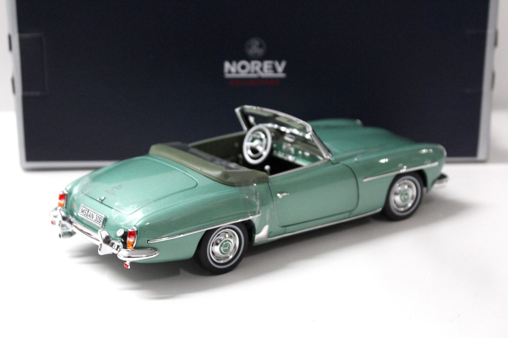1:18 Norev Mercedes 190SL Cabriolet 1957 light green metallic