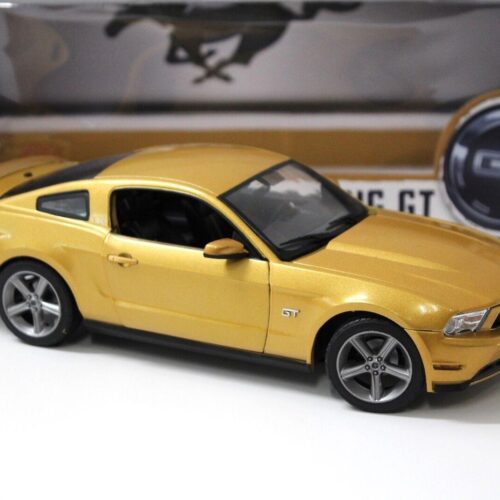 1:18 Greenlight Ford Mustang GT 2010 Coupe gold