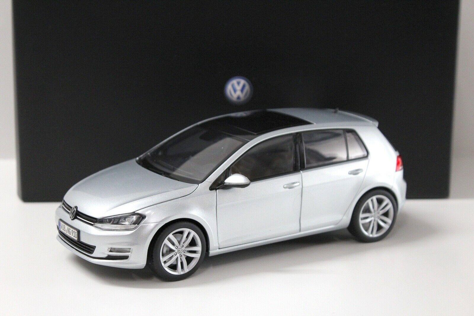 ID 36625 orig.jpg 1:18 Norev VW Golf VII 7 silver DEALER VERSION
