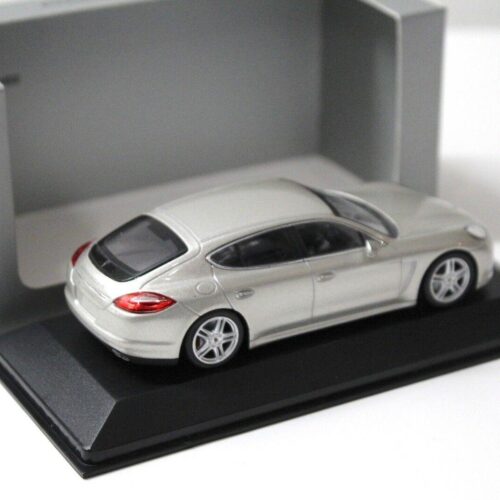 1:43 Minichamps Porsche Panamera Turbo beige DEALER VERSION