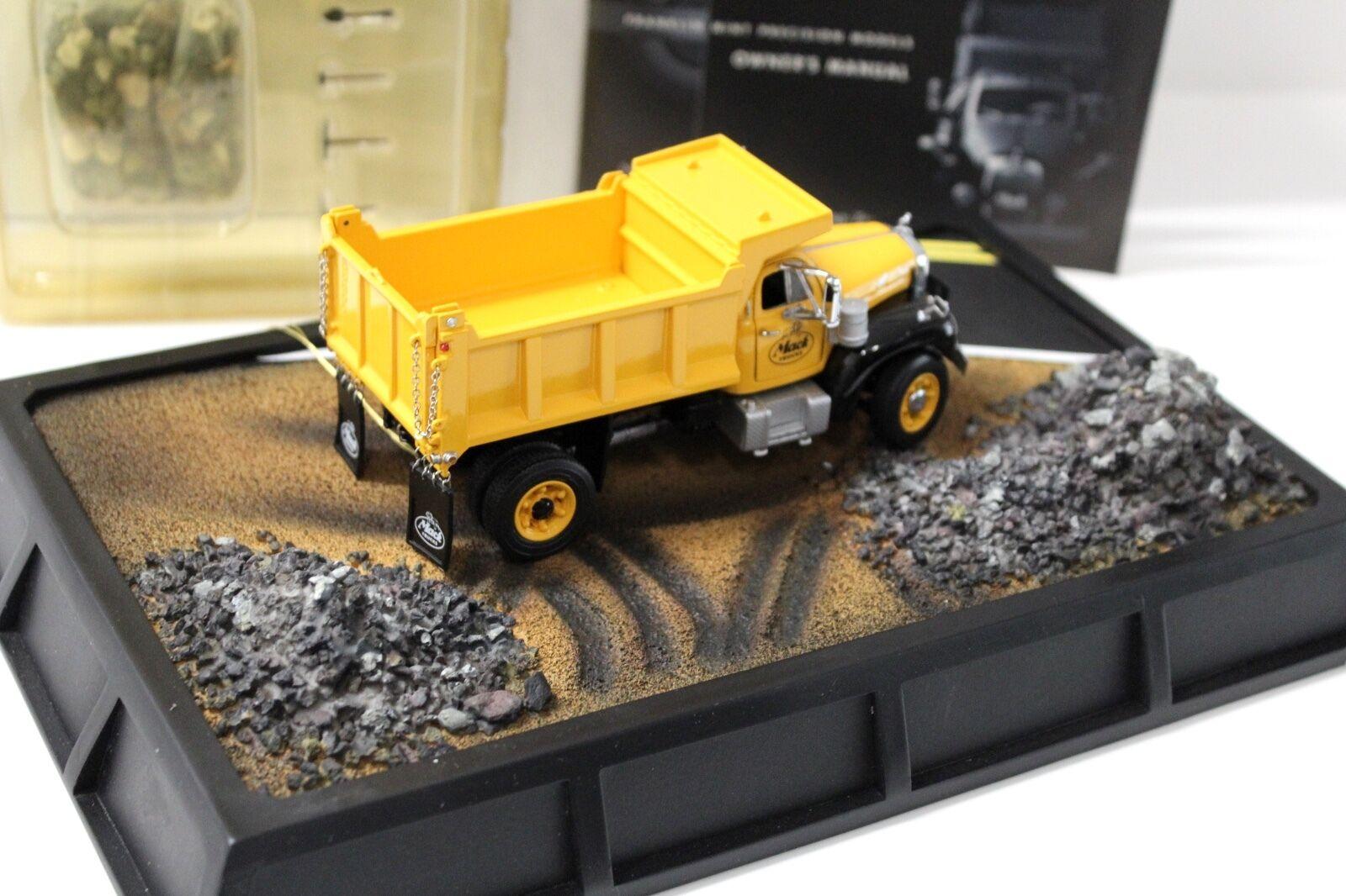1:32 Franklin Mint Mack B-61 Dump Truck *DIORAMA*