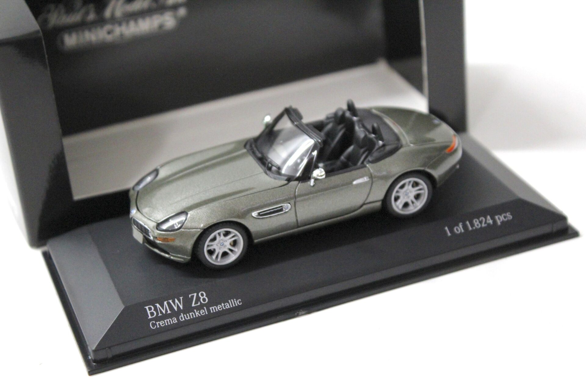 ID 42908 orig.jpg 1:43 Minichamps BMW Z8 Roadster 1999 crema dark metallic