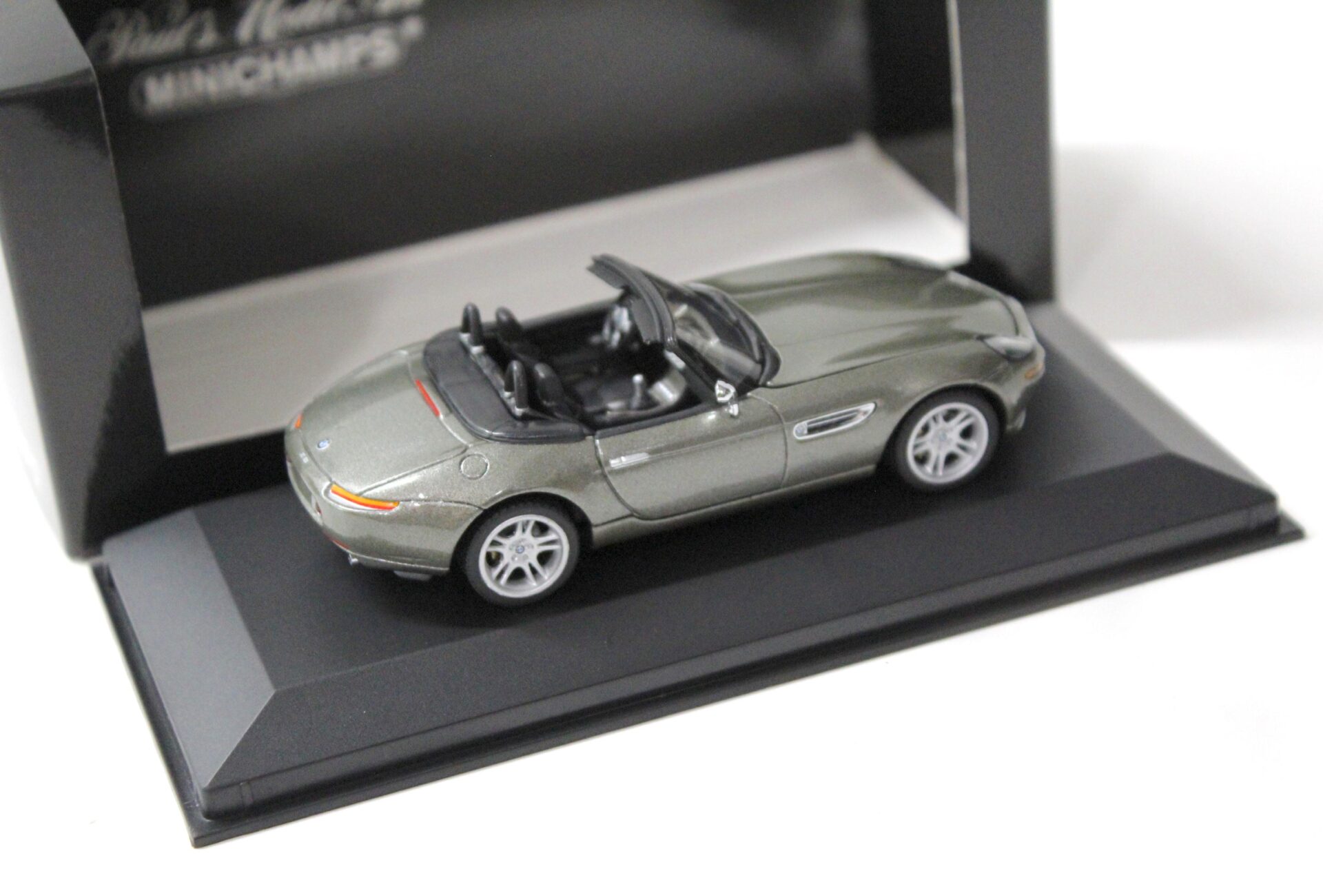 1:43 Minichamps BMW Z8 Roadster 1999 crema dark metallic