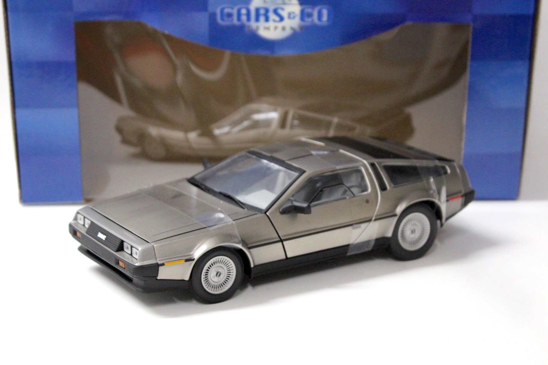 1:18 SunStar 1981 De Lorean LK DMC-12 Street Version satin finish