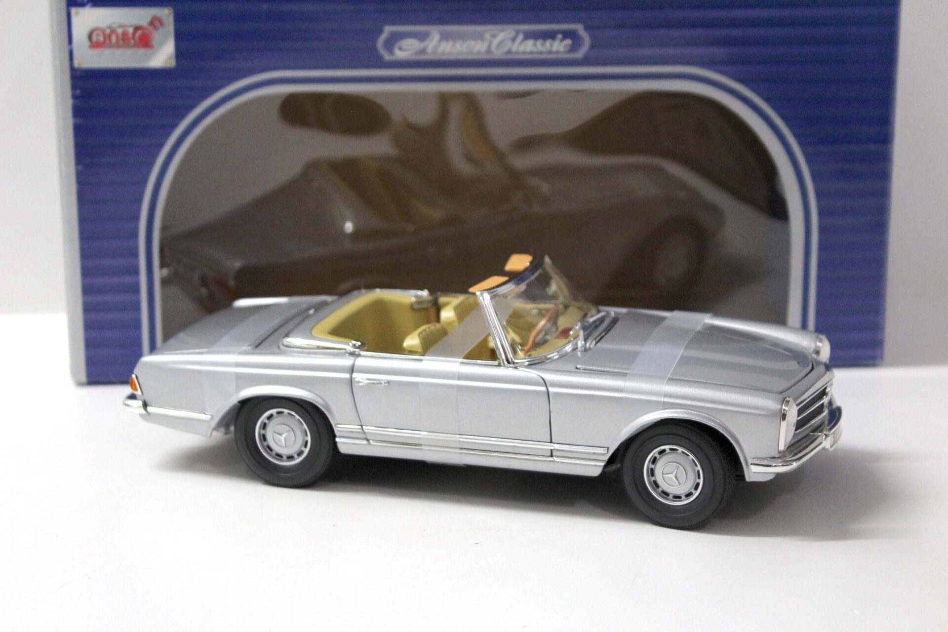 1:18 Anson Mercedes 280SL Cabrio Pagode silver