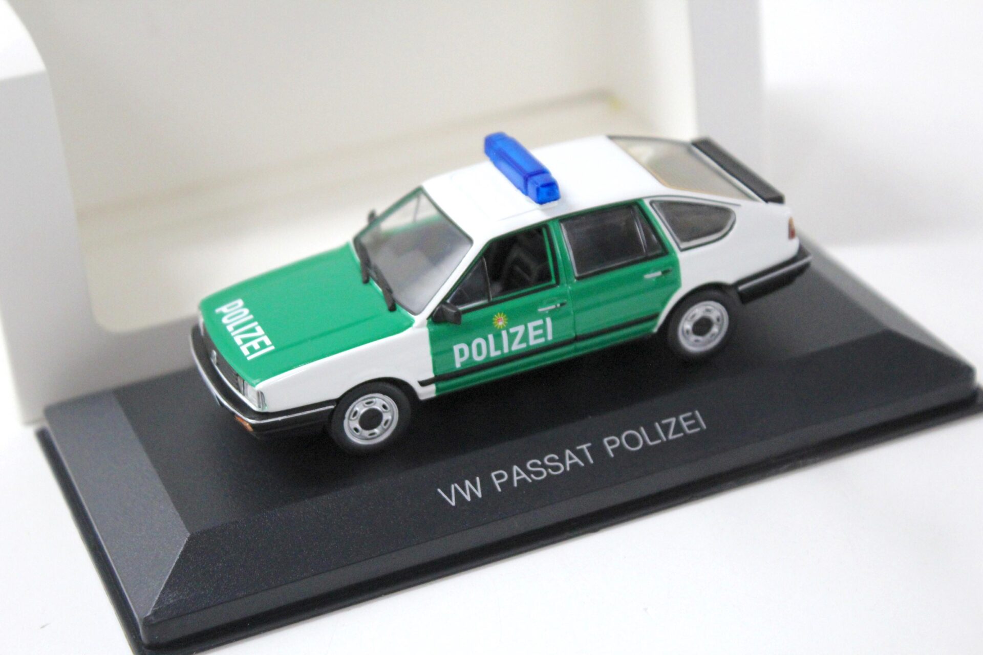 ID 43225 orig.jpg 1:43 WhiteBox VW Passat B2 Stufenheck POLIZEI white/ green