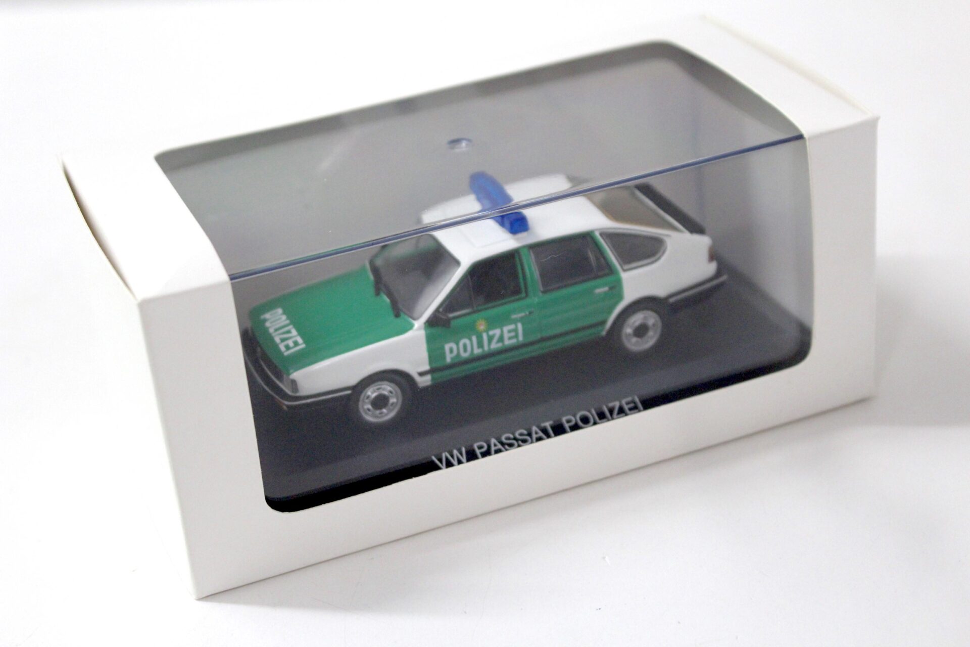 1:43 WhiteBox VW Passat B2 Stufenheck POLIZEI white/ green