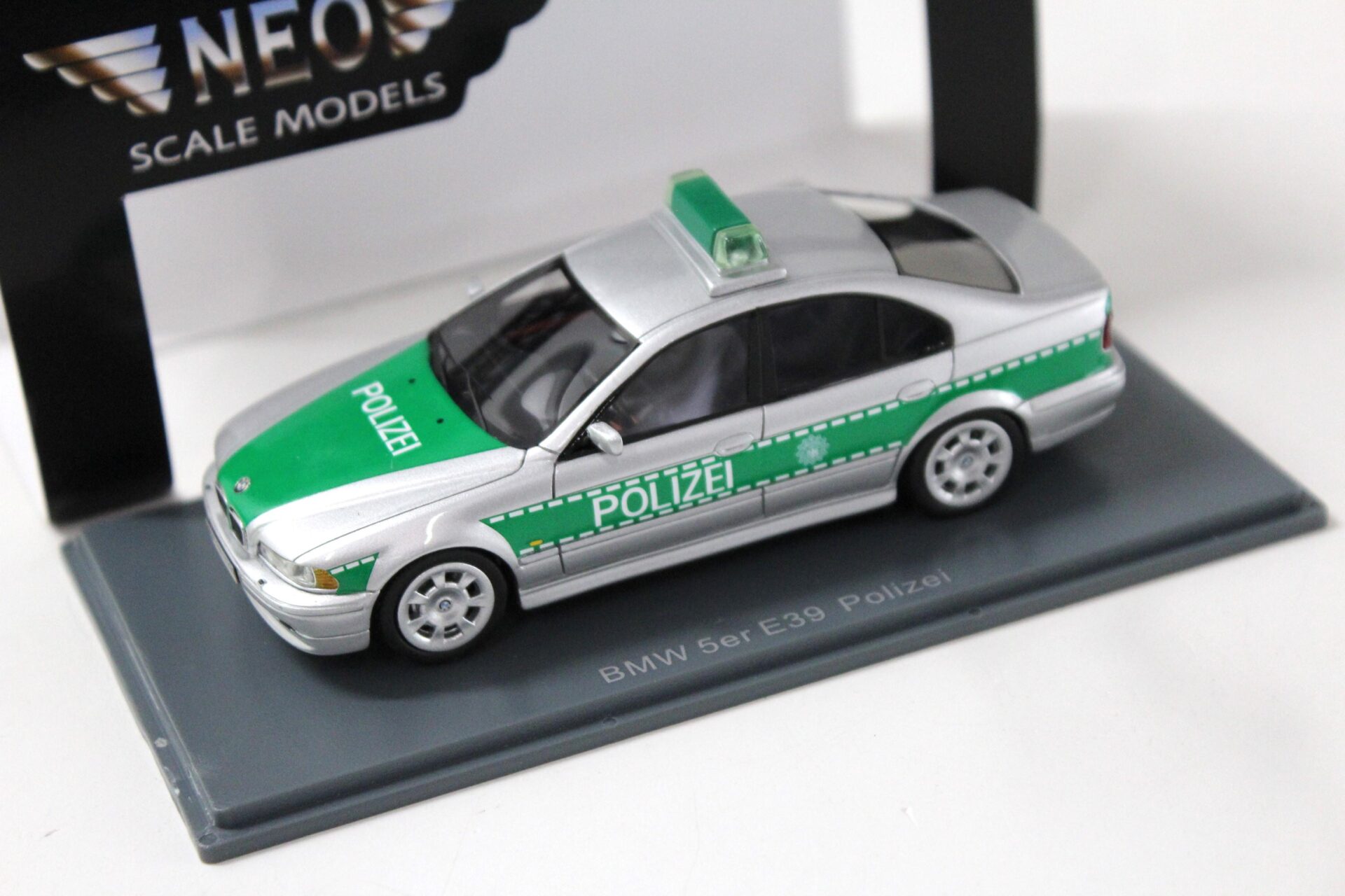 1:43 NEO BMW 5er 530i E39 Limousine POLIZEI silver/green