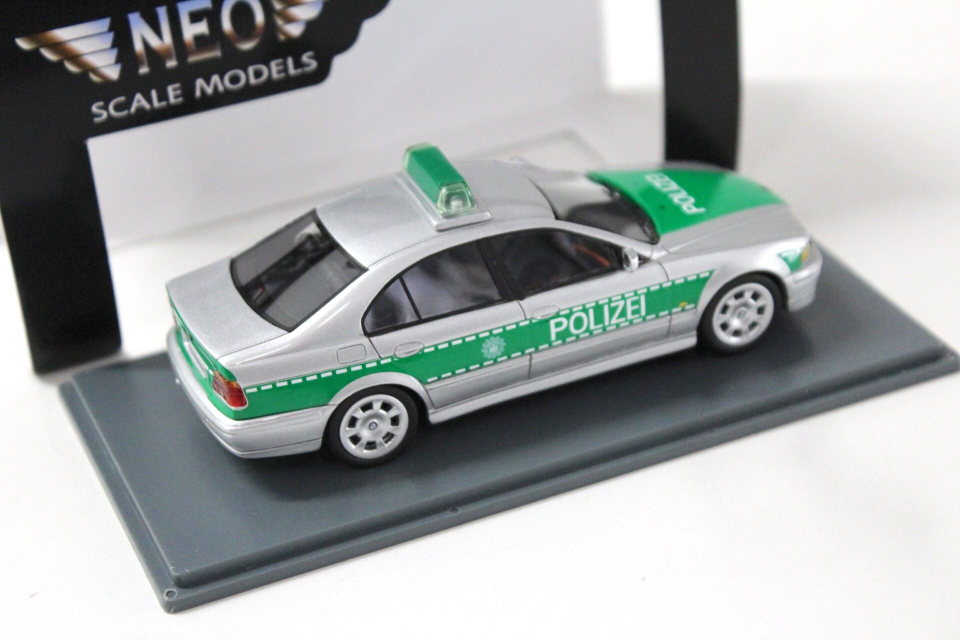 1:43 NEO BMW 5er 530i E39 Limousine POLIZEI silver/green