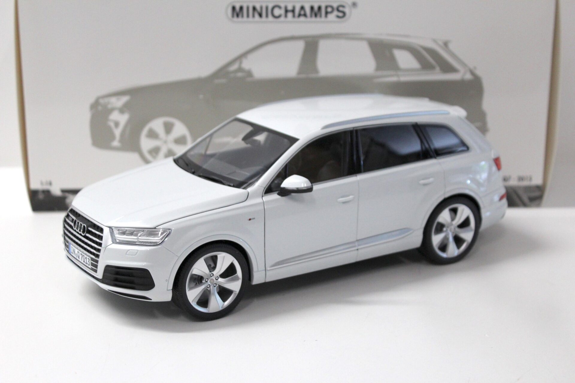 1:18 Minichamps Audi Q7 - 2015 metallic white - FULL OPENING