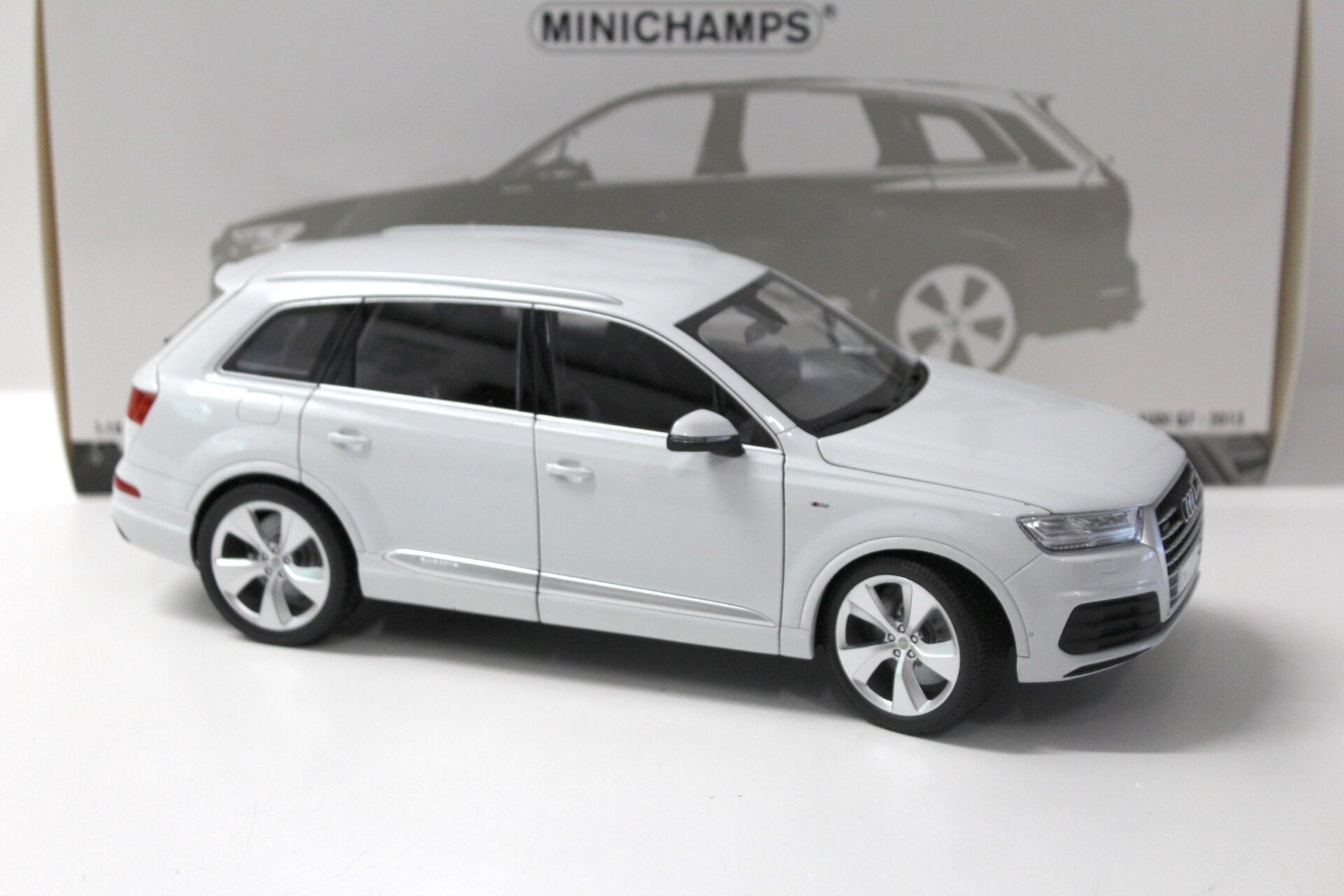 1:18 Minichamps Audi Q7 - 2015 metallic white - FULL OPENING