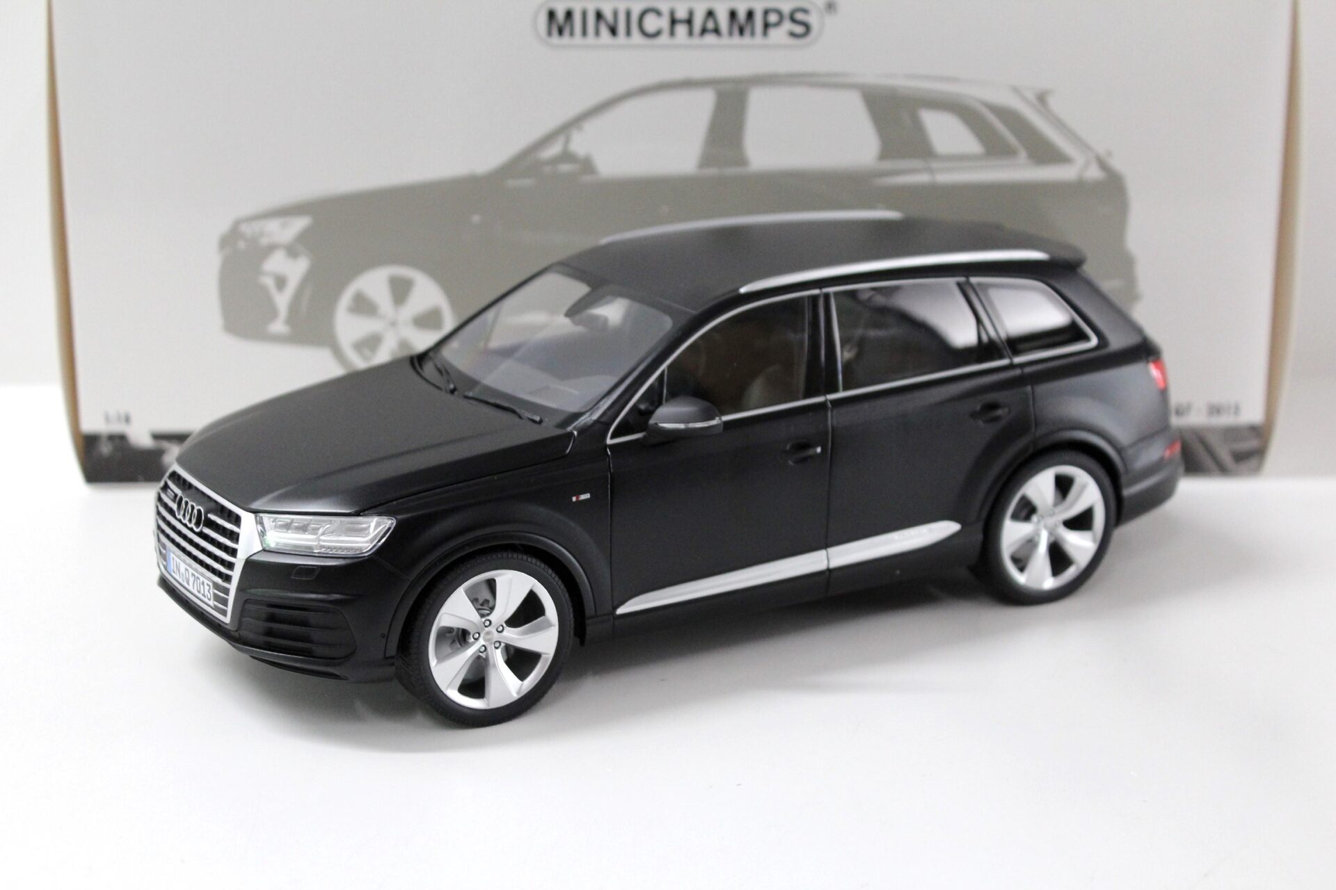 1:18 Minichamps Audi Q7 - 2015 matt black - FULL OPENING