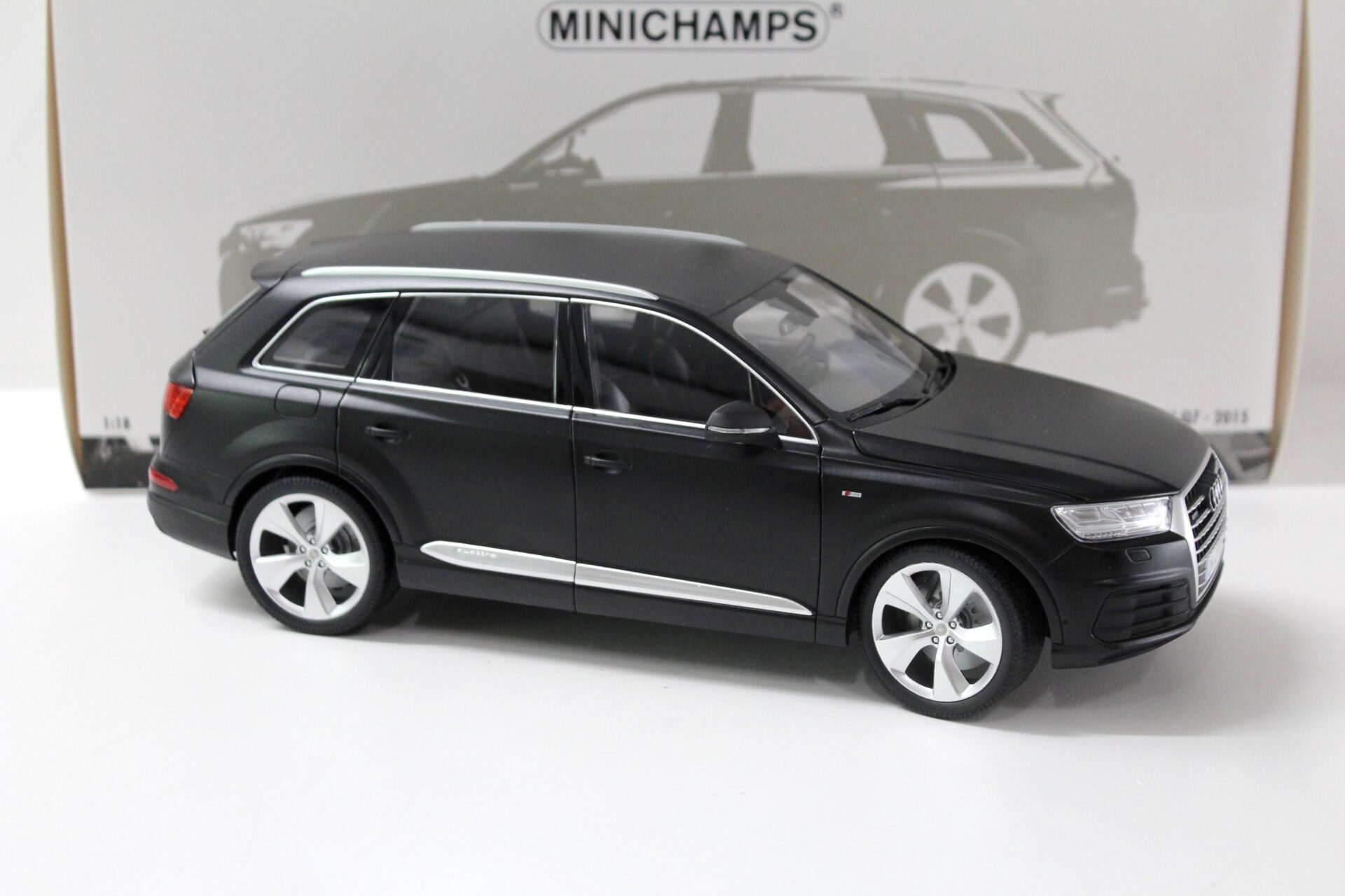1:18 Minichamps Audi Q7 - 2015 matt black - FULL OPENING