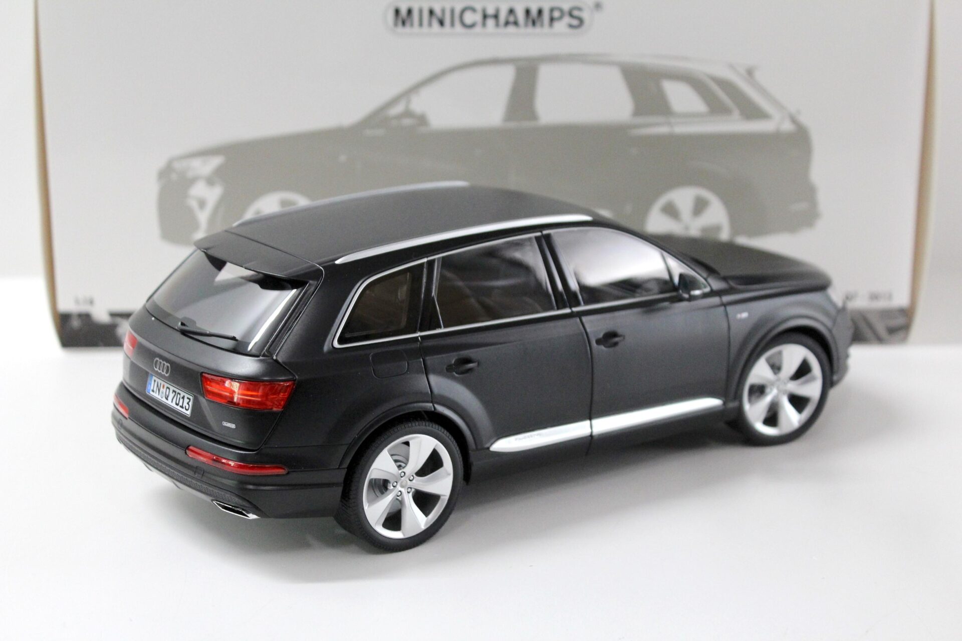 1:18 Minichamps Audi Q7 - 2015 matt black - FULL OPENING