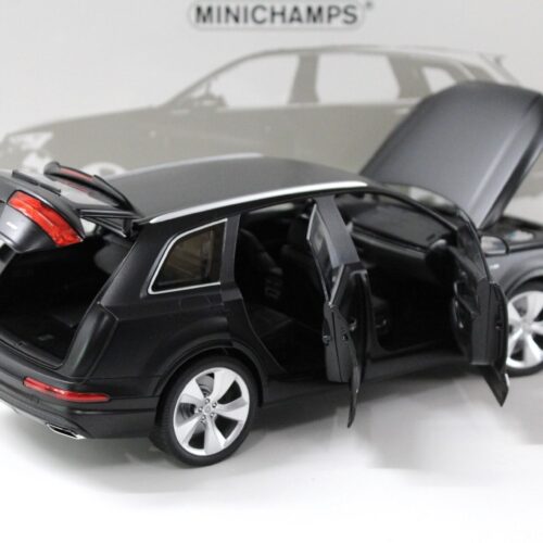 1:18 Minichamps Audi Q7 - 2015 matt black - FULL OPENING