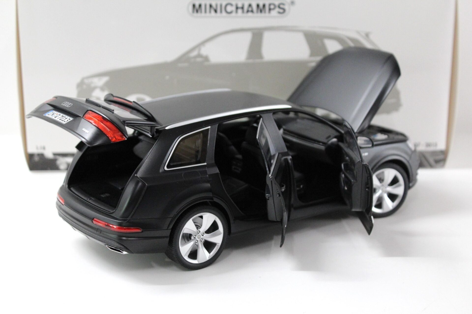 1:18 Minichamps Audi Q7 - 2015 matt black - FULL OPENING