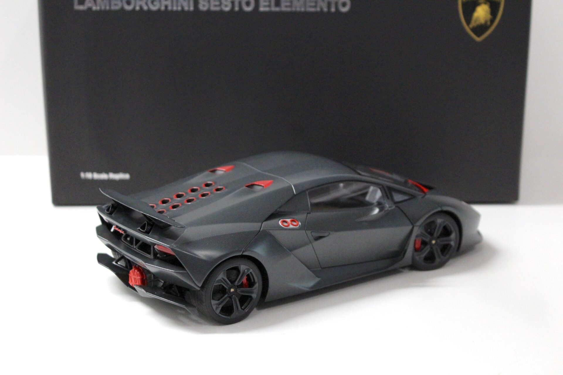 1:18 AUTOart Lamborghini Sesto Elemento Grey Carbon Fiber Pattern