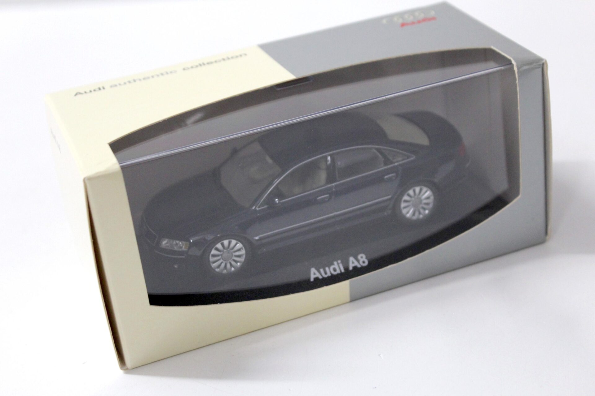 1:43 Minichamps Audi A8 Typ D3 Limousine dark blue DEALER