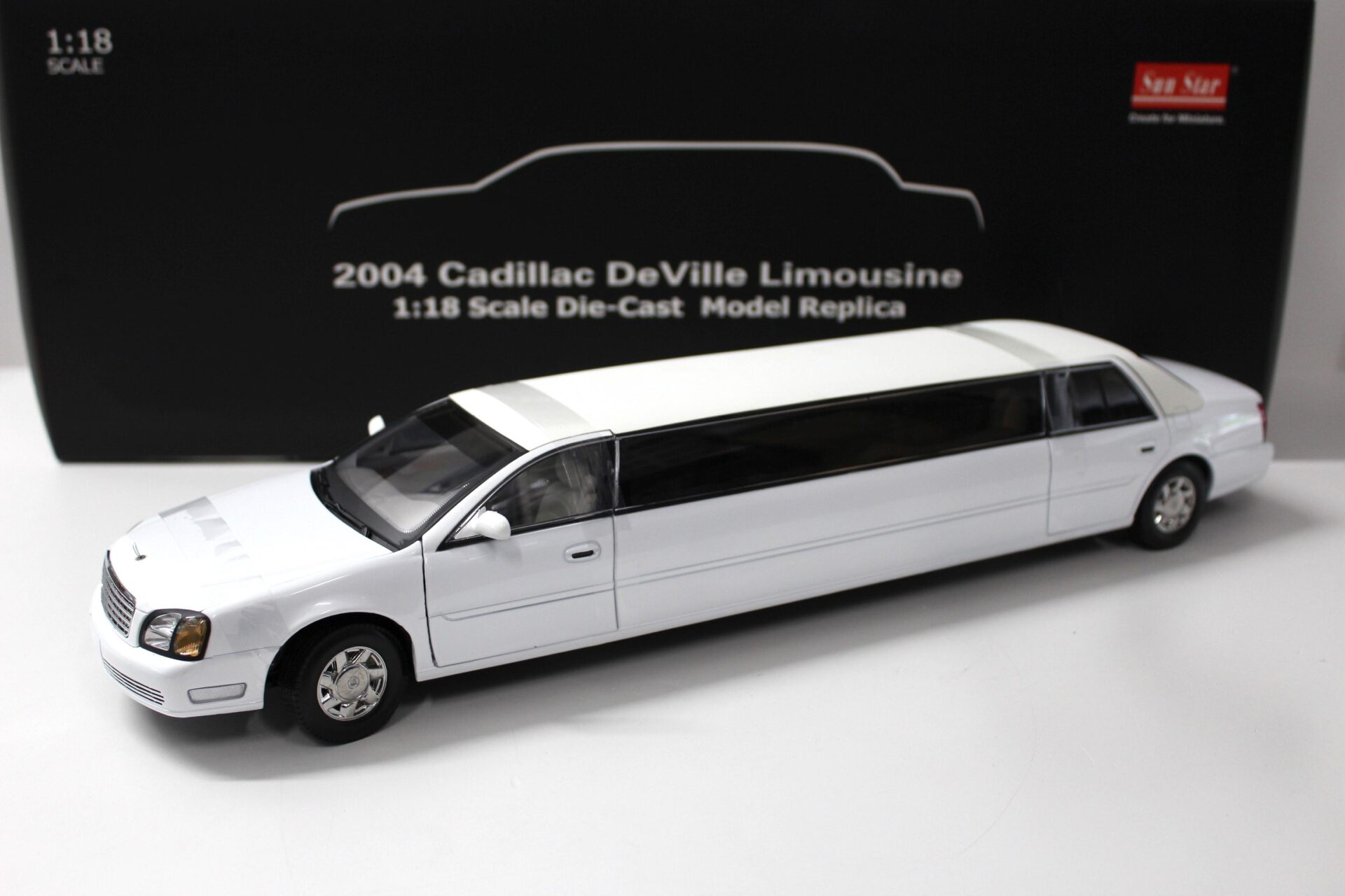 ID 43448 orig.jpg 1:18 SunStar 2004 Cadillac DeVille Stretch Limousine white