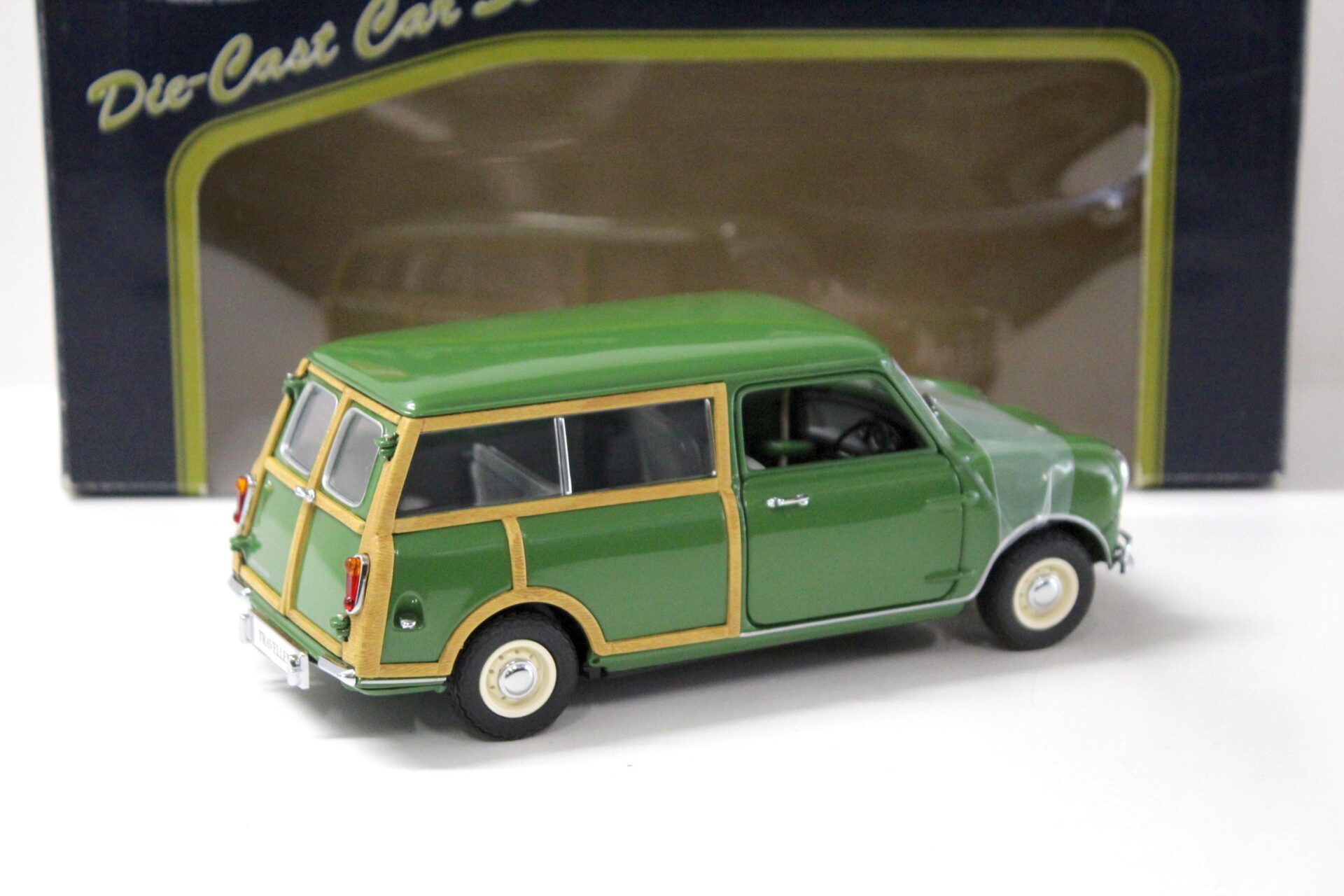 1:18 Kyosho Morris Mini Traveller green