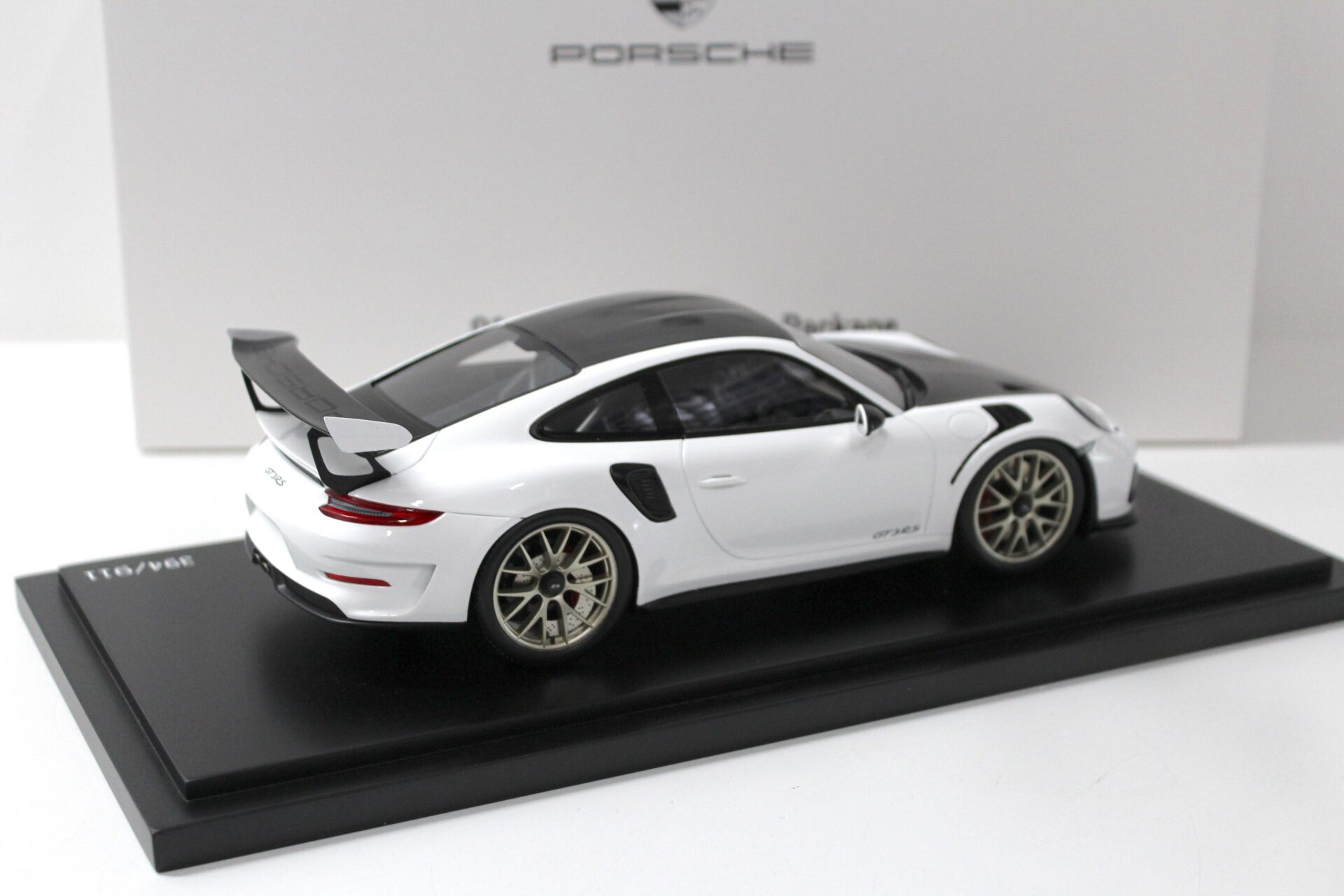 1:18 Spark Porsche 911 (991) GT3 RS Weissach Package white DEALER