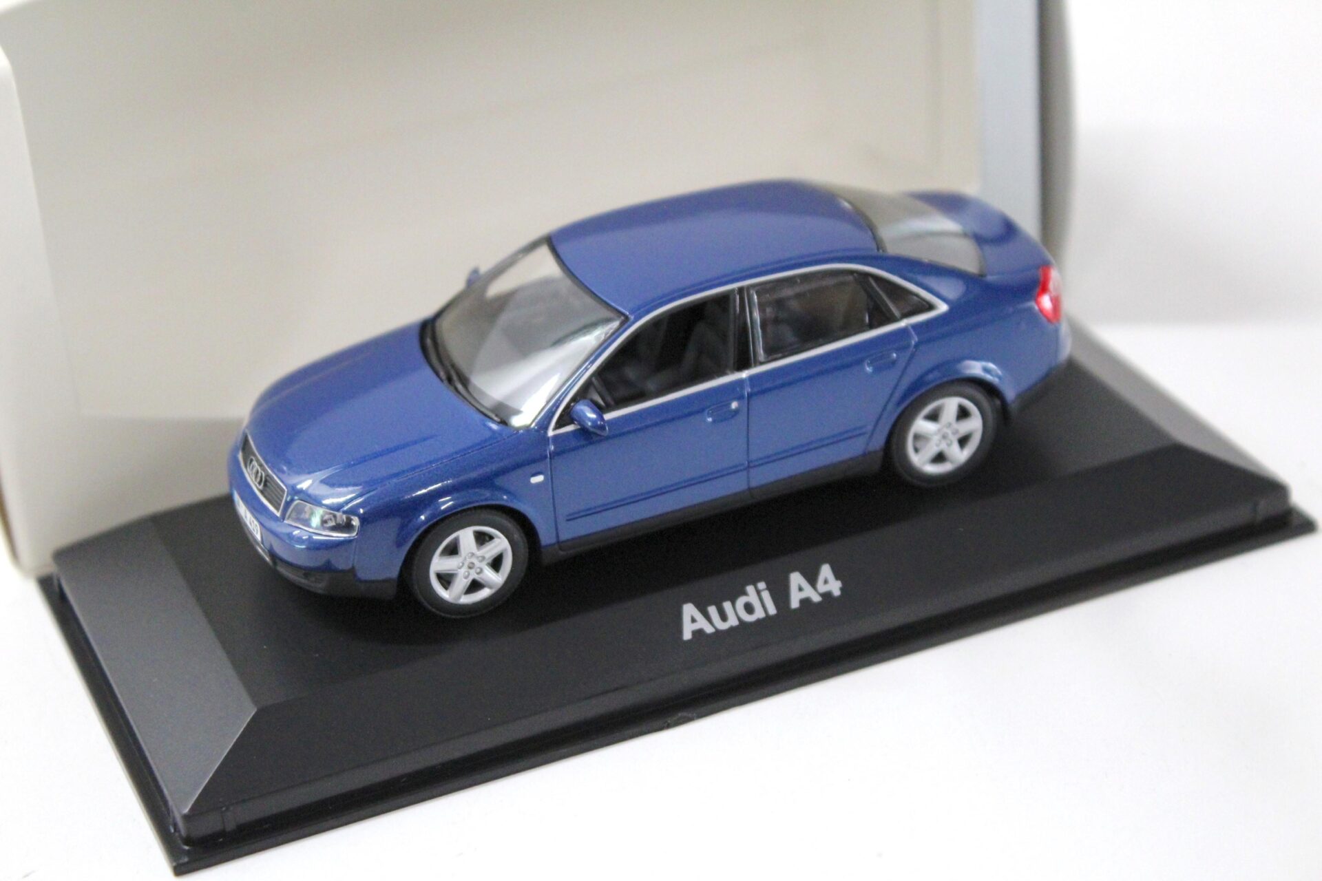 1:43 Minichamps Audi A4 Sedan B6 denim blue DEALER