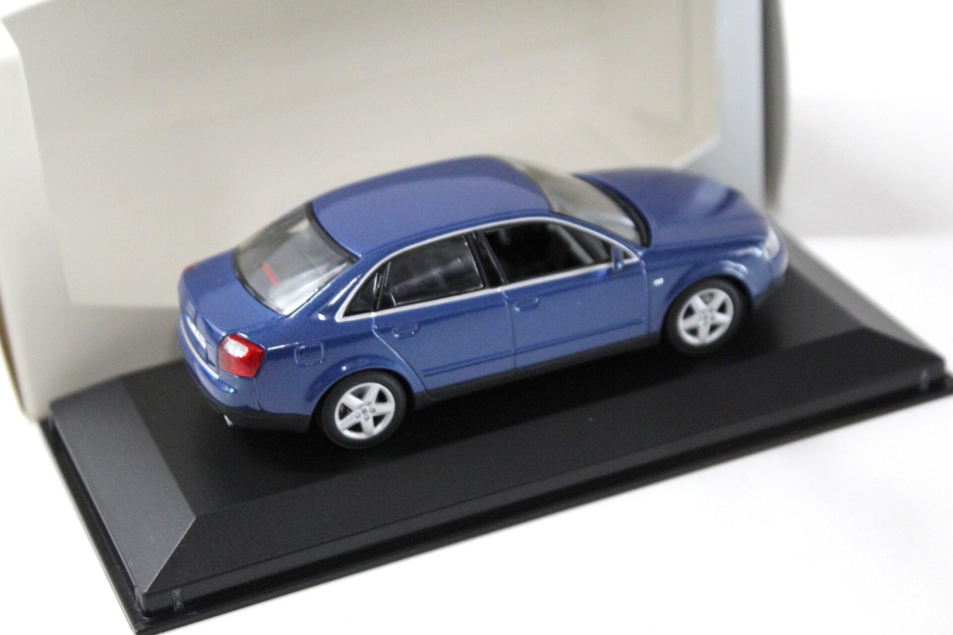 1:43 Minichamps Audi A4 Sedan B6 denim blue DEALER