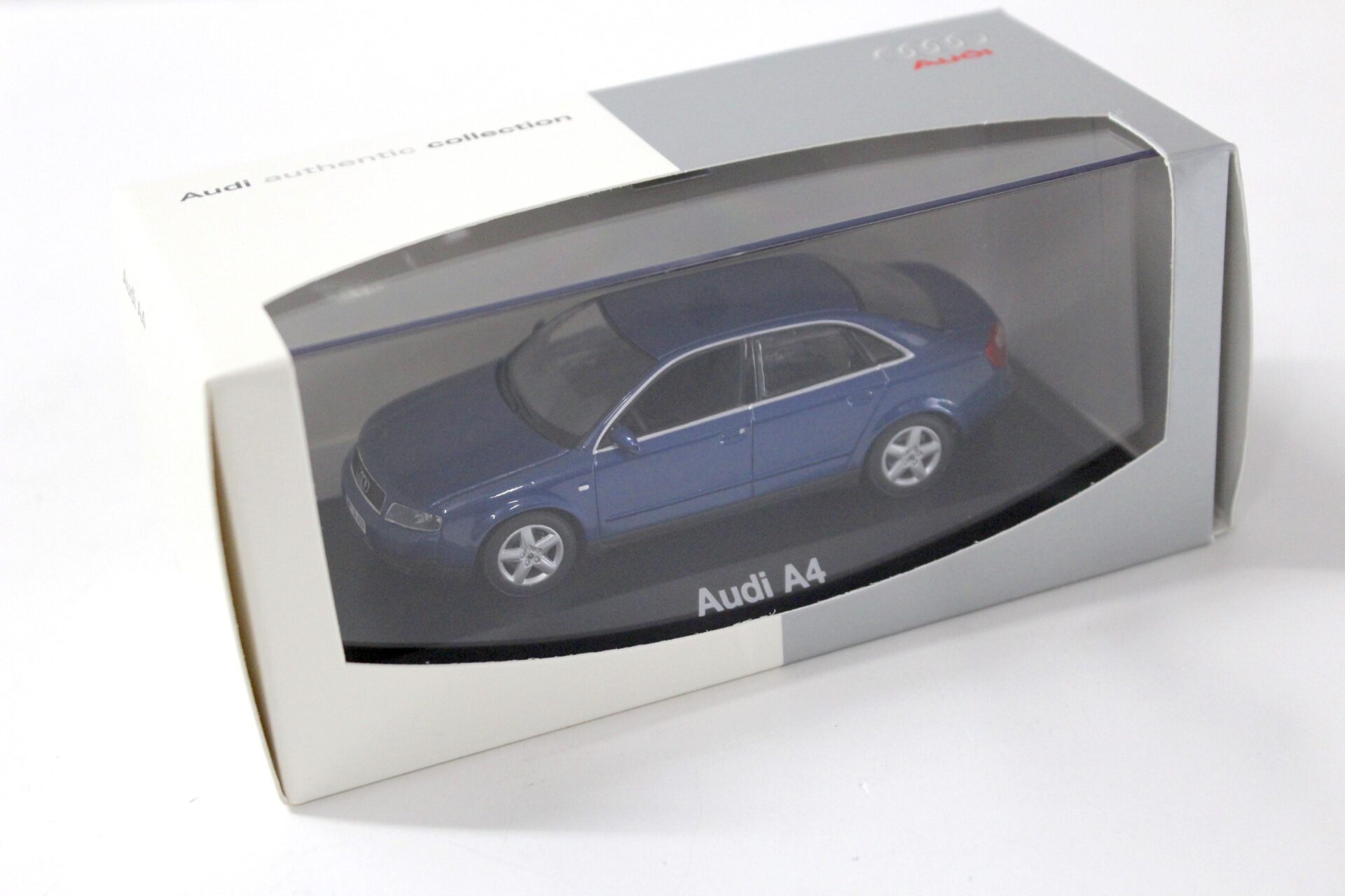 1:43 Minichamps Audi A4 Sedan B6 denim blue DEALER