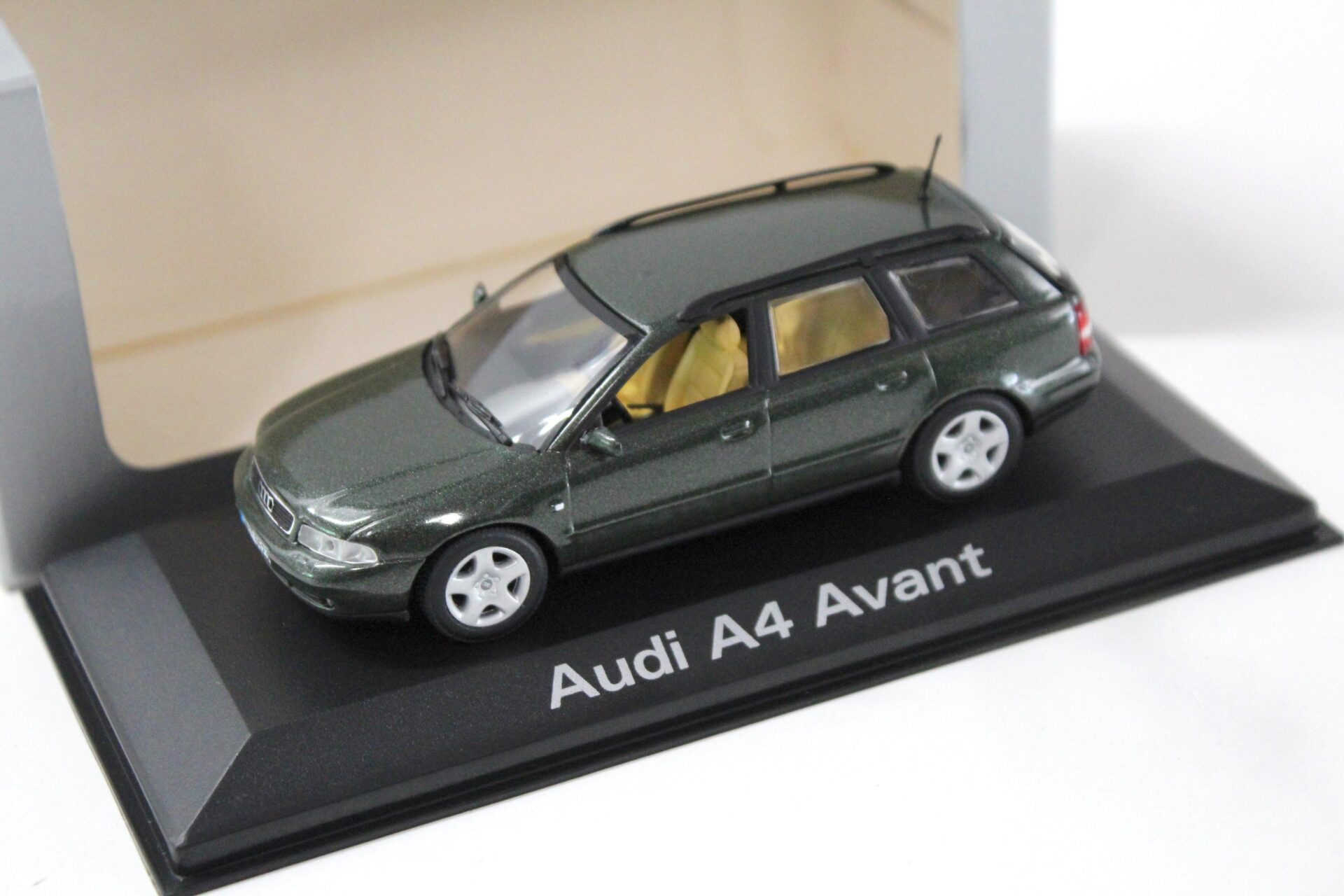 1:43 Minichamps Audi A4 Avant (B5) Lorbeer green DEALER