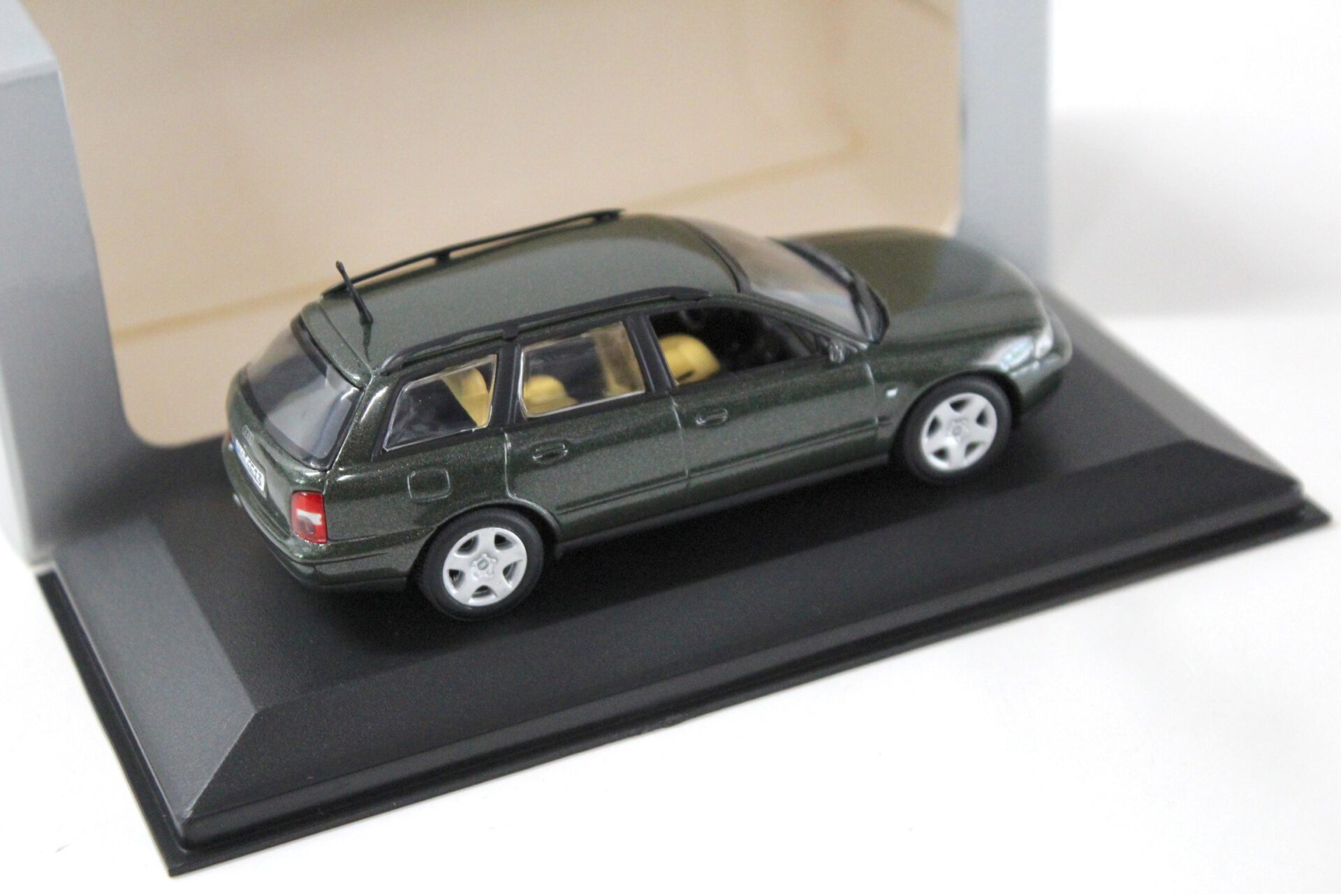 1:43 Minichamps Audi A4 Avant (B5) Lorbeer green DEALER