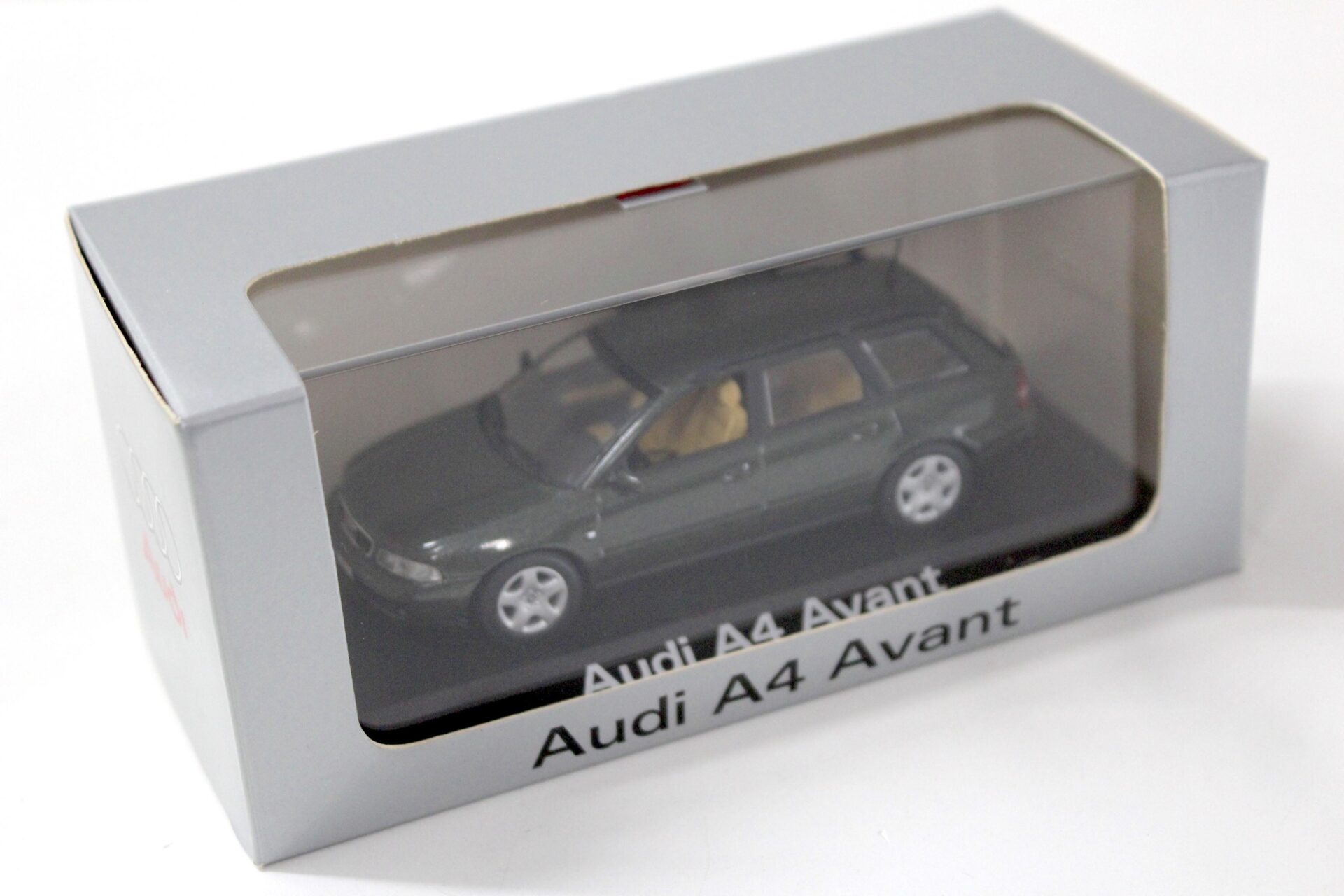 1:43 Minichamps Audi A4 Avant (B5) Lorbeer green DEALER