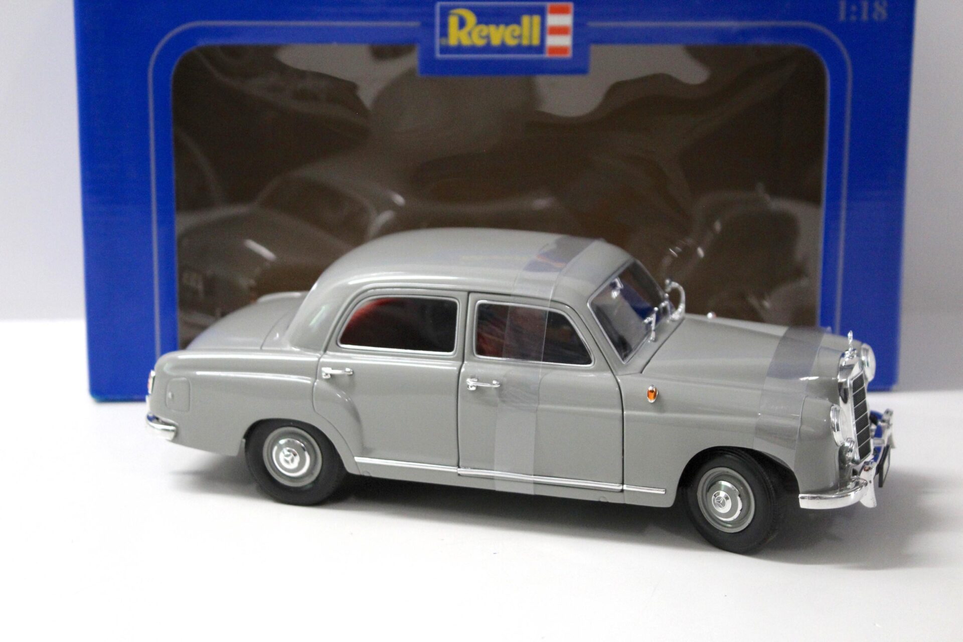 1:18 Revell Mercedes 180 "Ponton" grey
