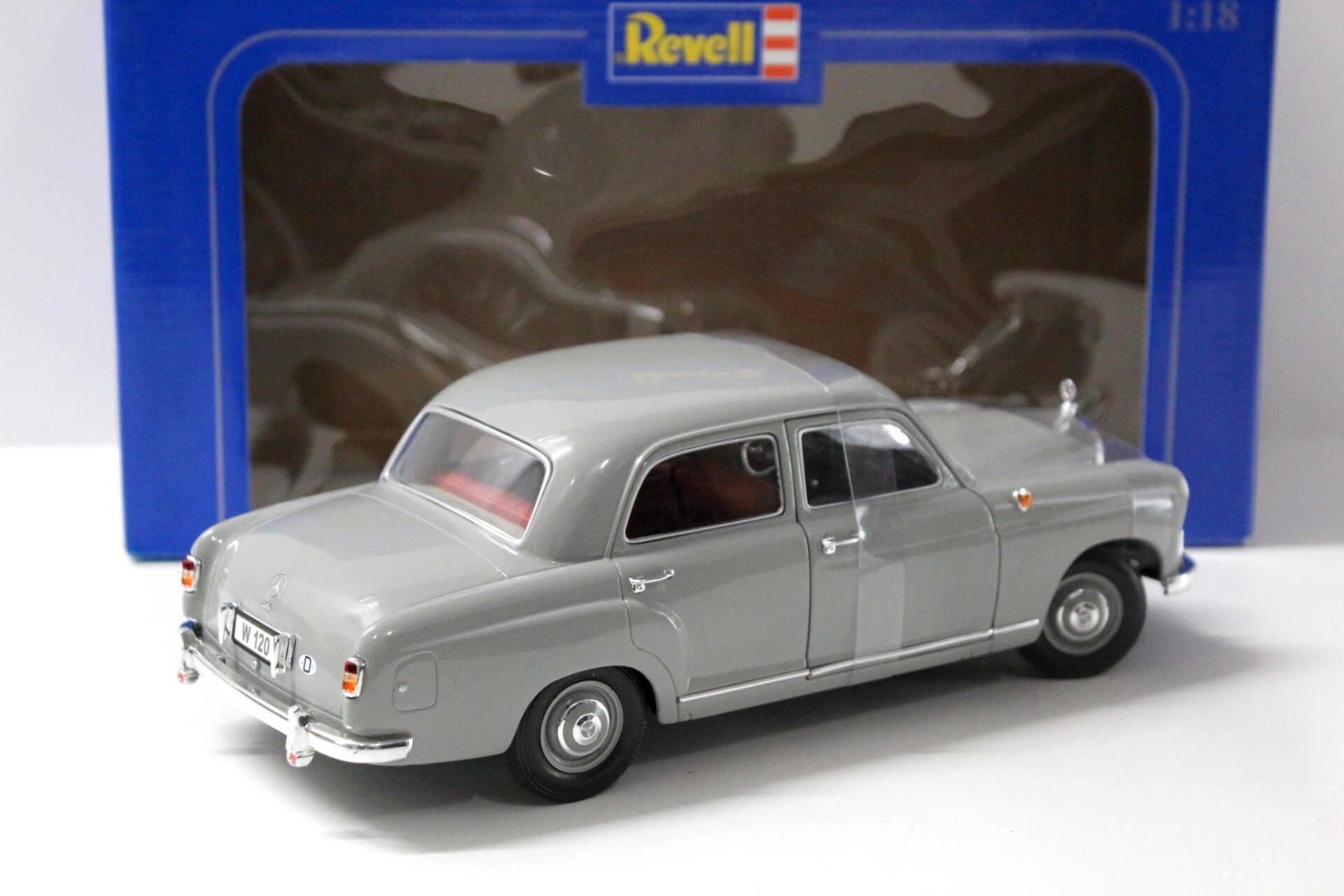 1:18 Revell Mercedes 180 "Ponton" grey