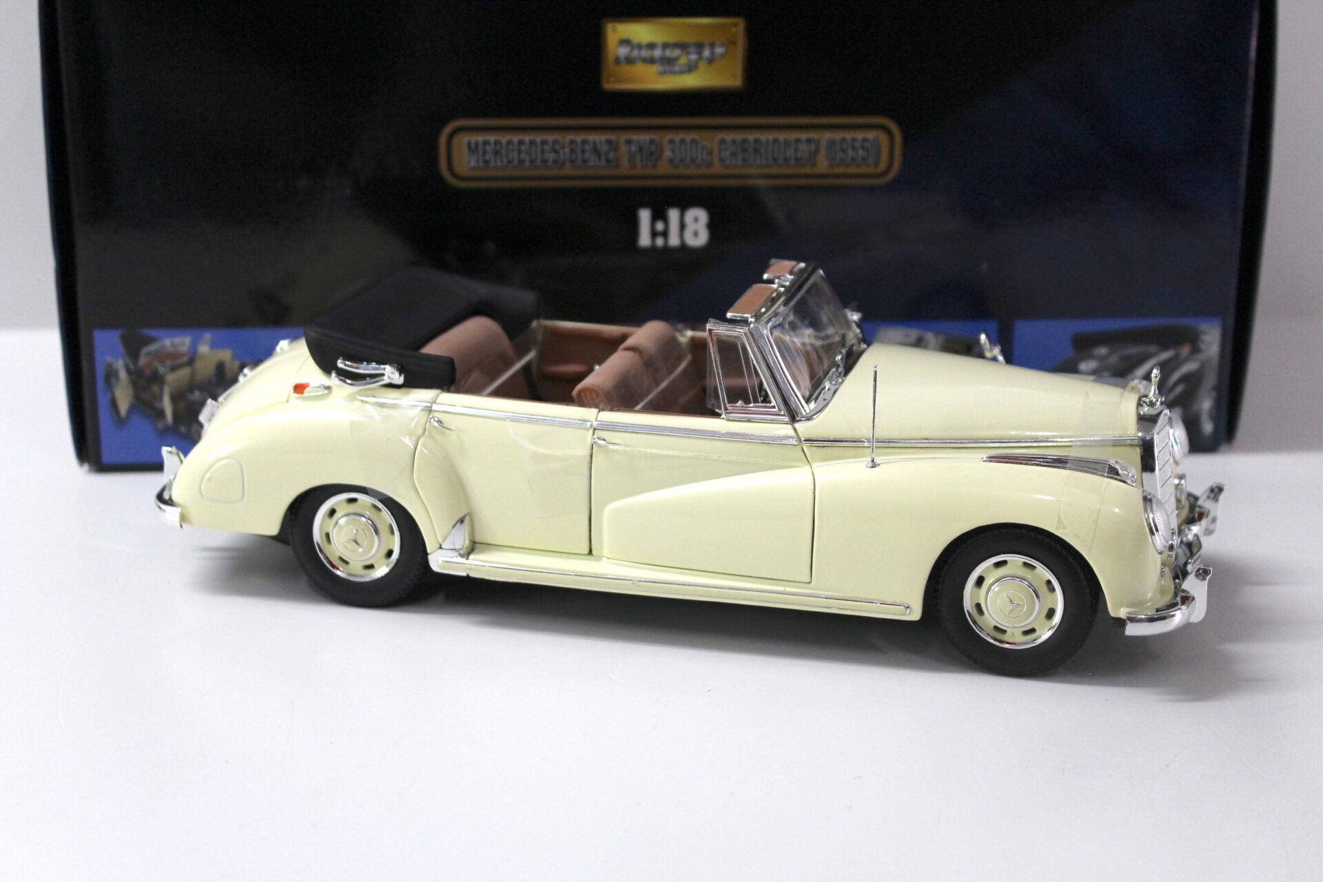 1:18 Ricko Mercedes Typ 300C Cabriolet 1955 beige