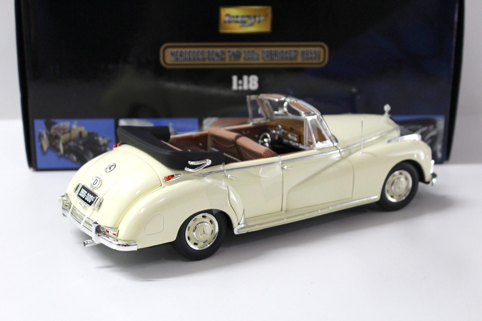 1:18 Ricko Mercedes Typ 300C Cabriolet 1955 beige