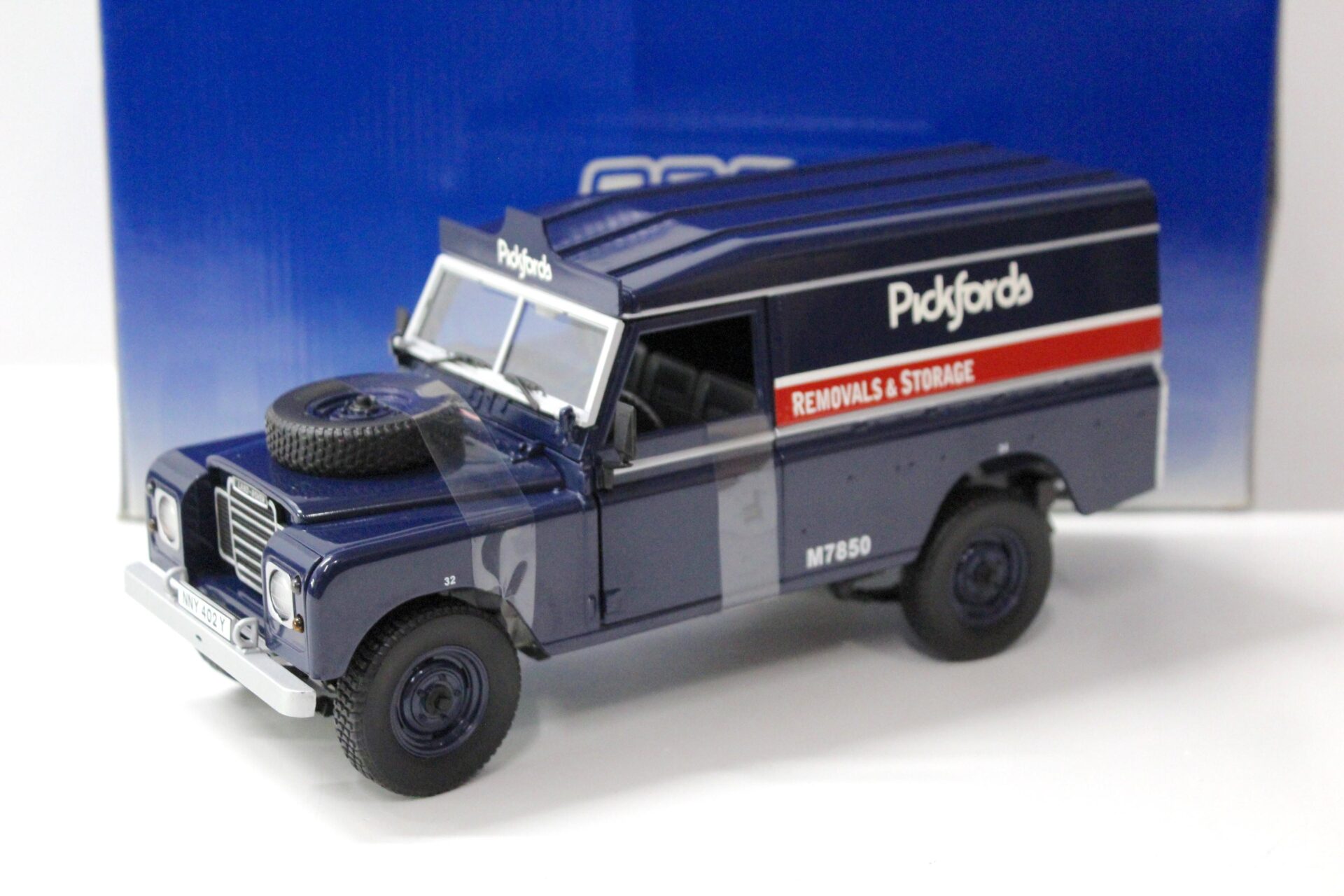 1:18 Universal Hobbies UH Land Rover Serie III - 109 Hard Top "PICKFORDS"