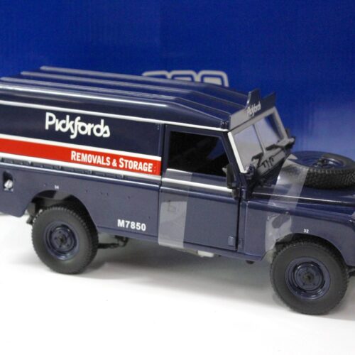 1:18 Universal Hobbies UH Land Rover Serie III - 109 Hard Top "PICKFORDS"