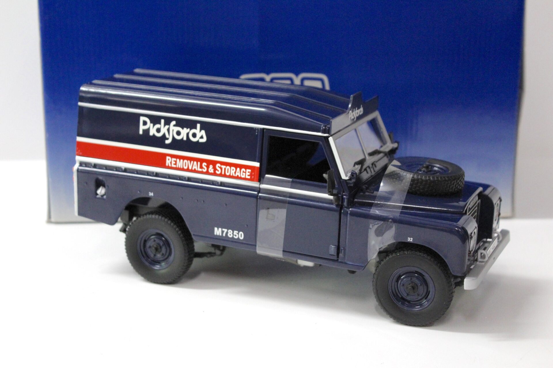 1:18 Universal Hobbies UH Land Rover Serie III - 109 Hard Top "PICKFORDS"